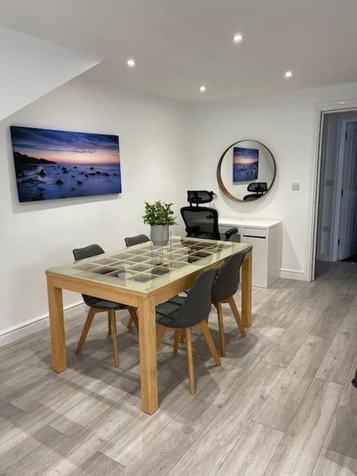 Maisy Lodge - Two Bed Lux Flat - Parking, Netflix, Wifi - Close To Blenheim Palace & Oxford - F2 Kidlington Buitenkant foto