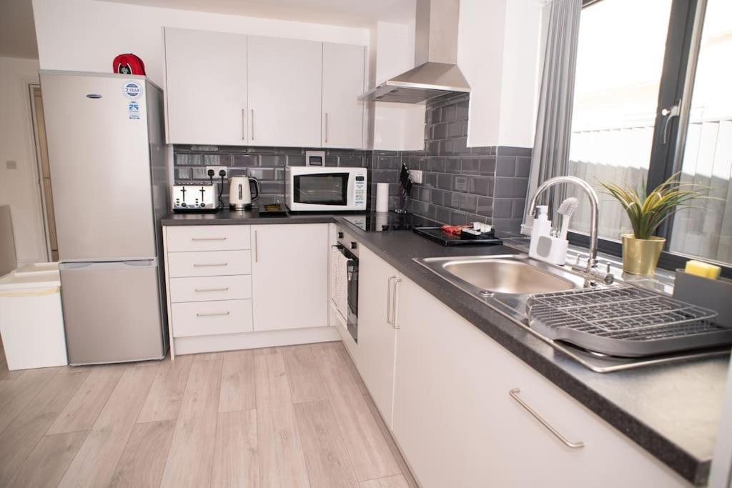 Maisy Lodge - Two Bed Lux Flat - Parking, Netflix, Wifi - Close To Blenheim Palace & Oxford - F2 Kidlington Buitenkant foto