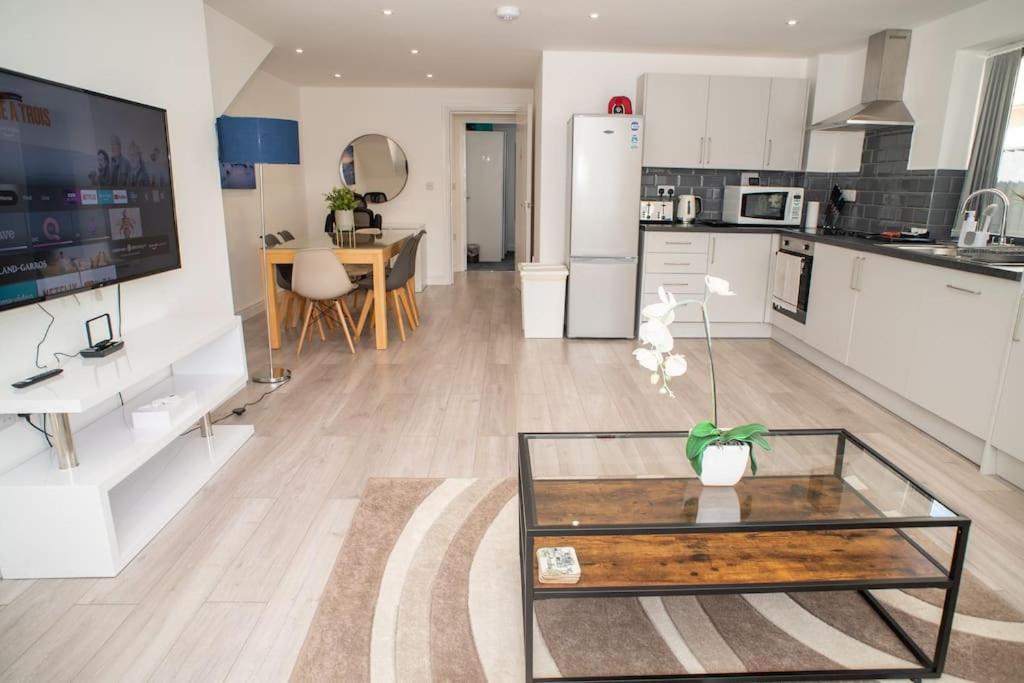 Maisy Lodge - Two Bed Lux Flat - Parking, Netflix, Wifi - Close To Blenheim Palace & Oxford - F2 Kidlington Buitenkant foto