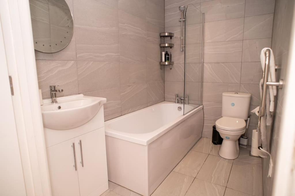 Maisy Lodge - Two Bed Lux Flat - Parking, Netflix, Wifi - Close To Blenheim Palace & Oxford - F2 Kidlington Buitenkant foto