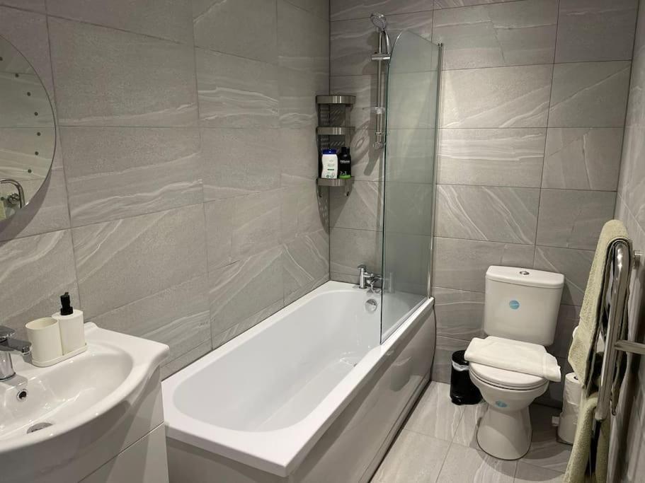 Maisy Lodge - Two Bed Lux Flat - Parking, Netflix, Wifi - Close To Blenheim Palace & Oxford - F2 Kidlington Buitenkant foto