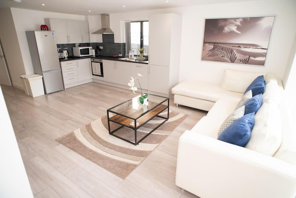 Maisy Lodge - Two Bed Lux Flat - Parking, Netflix, Wifi - Close To Blenheim Palace & Oxford - F2 Kidlington Buitenkant foto