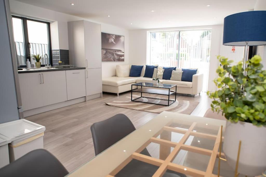 Maisy Lodge - Two Bed Lux Flat - Parking, Netflix, Wifi - Close To Blenheim Palace & Oxford - F2 Kidlington Buitenkant foto